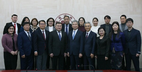 권오문 몽골국제대학교 총장(앞줄 왼쪽에서 세 번째)을 비롯한 몽골대학교컨소시엄 소속 총장단이 2일 목원대를 방문해 권혁대 총장(앞줄 왼쪽에서 다섯 번째) 및 보직자들과 함께 기념촬영을 하고 있다.