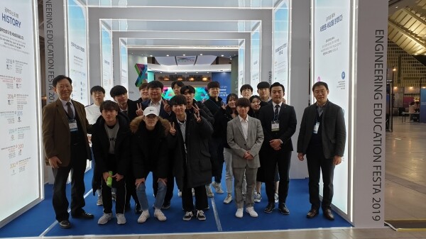 신성대 공학기술교육혁신센터 박영철 센터장(맨 왼쪽)과 참가자들이 대회장에서 기념촬영을 하고 있다.