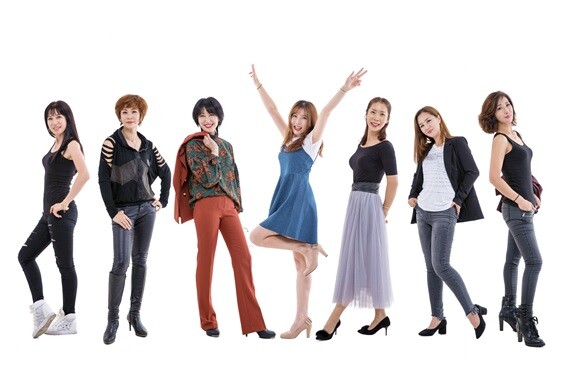 (왼쪽 두 번째) 이미정 학생이 운영하고 있는 ‘소리지존 퓨전 타악퍼포먼스’ (사진: 경희사이버대 제공)