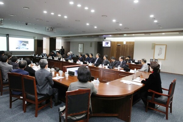 가천대학교 교무위원들이 4일 대학 가천관 교무위원회의실에서 인공지능 세미나를 듣고 있다.