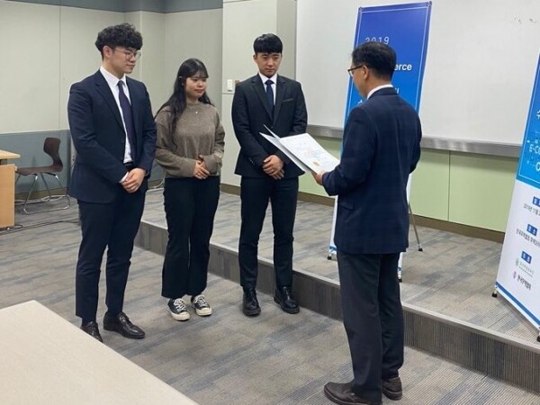 숭실대학교(총장 황준성) GTEP사업단(지역특화청년무역전문가양성사업단, 단장 구기보) 13기 ‘TRAID’ 팀이 11월 29일 서울 강남구에 있는 코엑스 4층에서 시행된 ‘2019 글로벌 이커머스 스쿨(Global E-commerce School)’에서 최우수상을 받았다. (사진: 숭실대 제공)