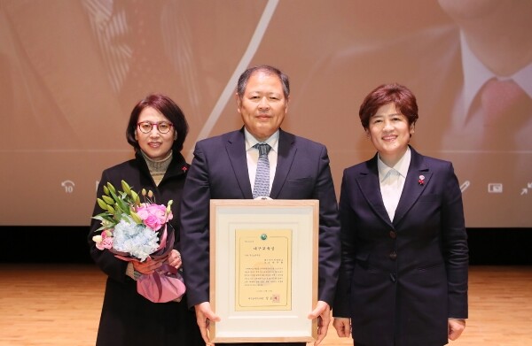 기념촬영을 하고 있는 이근용 총장 내외와 강은희 대구시교육감 (사진: 대구사이버대 제공)