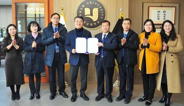 호남대학교(총장 박상철)는 12월 13일 중국 산동성 웨이팡직업대학과 전문대 학부연결과정 프로그램 촉진을 주요 내용으로 하는 교류협약을 체결했다. (사진: 호남대 제공)