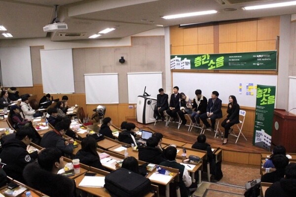 숭실대학교(총장 황준성) 베어드교양대학(학장 이인성)은 건국대학교 통일인문학연구단과 12월 11일(수) 건국대 법학관에서 ‘숭실대X건국대 층간소음 208동: 윗집 북한과 아랫집 남한의 소음극복 프로젝트’라는 주제로 북한문화토크콘서트를 공동개최했다. (사진: 숭실대 제공)