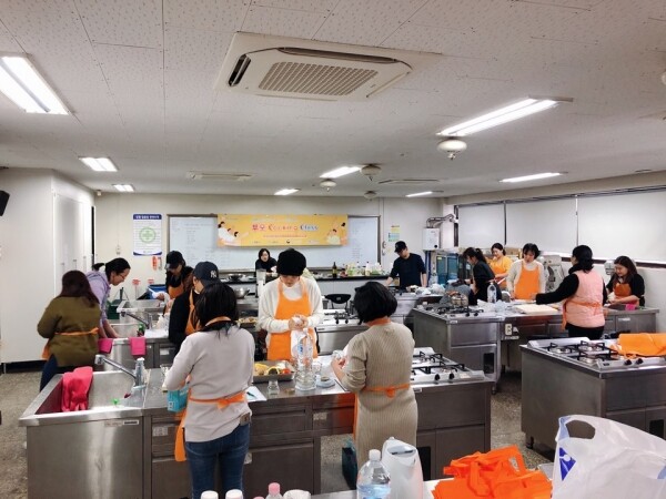 서일대학교(총장 우제창)가 위탁운영하는 중랑구 어린이급식관리지원센터(센터장 신서영)는 12월 4일, 9일 양일간 서일대 식품영양학과 조리실습실에서 쿠킹클래스(Cooking Class)를 진행했다. (사진: 서일대 제공)