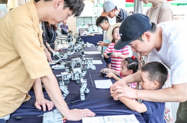 호서대학교(총장 이철성)가 로봇자동화공학과에서 AI 기술을 산업용 로봇 ‘제로(Zero)’에 적용해 AI + 로봇 융합 전문인력을 양성한다. (사진: 호서대 제공)