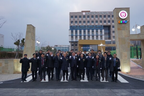 충북대학교(총장 김수갑)는 12월 23일(월) 오후 4시 오송캠퍼스 교문 제막식을 개최했다. (사진: 충북대 제공)