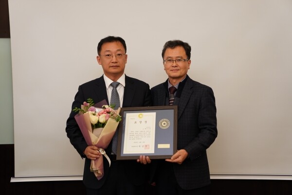 인천대학교(총장 조동성) 최수봉 교수가 2019년 산학연 인천지역협회 인천광역시장상을 수상했다. (사진: 인천대 제공)