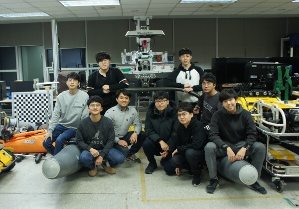 2019 국제 자율무인선 알고리즘 경진대회에서 우승한 KAIST 학생팀 (사진: KAIST 제공)