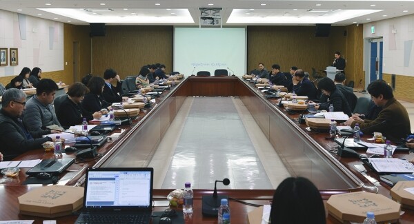 충남대학교(총장 오덕성)가 최근 충청남도와 충남 내포캠퍼스 설립을 위한 합의각서(MOA)를 체결한 가운데 충남대와 충남도의 혁신을 위한 노력의 일환으로 12월 26일(목) 12시, 대학본부 별관 CNU Hall에서 제13회 ‘Jump CNU Forum’을 개최했다.  (사진: 충남대 제공)