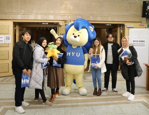 ‘2019 한양 국제겨울학교’ 입학식에 참가한 외국인 학생들이 기념사진을 촬영하고 있다.