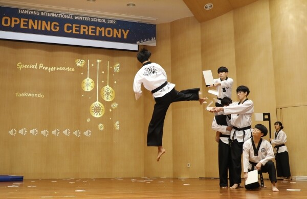 한양대 학생들이 26일 서울 성동구에서 열린 ‘2019 한양 국제겨울학교’ 입학식에 참가한 외국인 학생들을 위한 태권도 공연을 하고 있다.