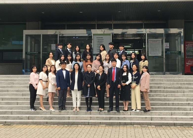 국가 시험에 합격한 작업치료학과 재학생 단체사진