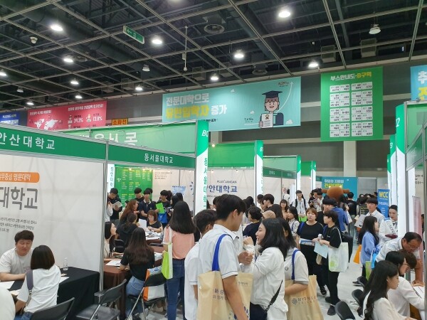 2020학년도 전문대학교 정시모집이 오는 13일까지 진행된다. 이번 전문대학 정시모집 인원은 총 2만 9,448명. 전문대 정시모집은 4년제 대학 보다 원서접수 일정이 길기 때문에 충분히 고민하며 지원 여부를 탐색할 수 있다.