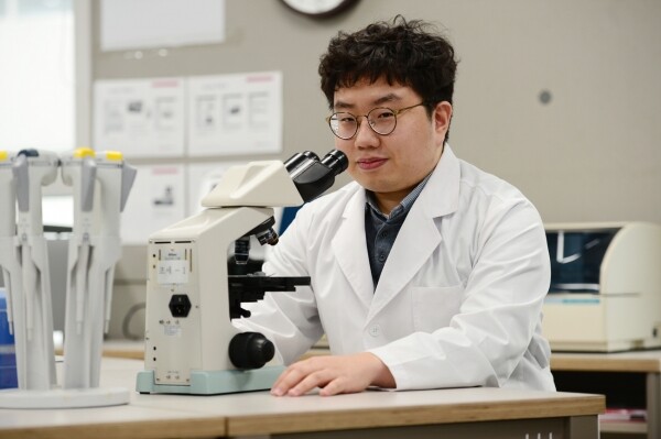 제47회 임상병리사 국가고시 전국 수석을 차지한 대구보건대학교 김신욱 씨가 학과 실습실에서 기념촬영을 했다.