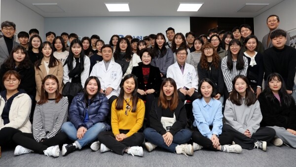 이길여 총장이 하와이 단기어학연수생 파견에 앞서 학생들을 격려하고 기념사진을 촬영했다. (사진: 가천대 제공)