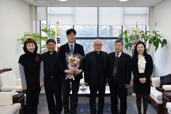 (왼쪽부터) 강선경 신학대학원 교수, 김용해 신학대학원장, 김진욱 신학대학원 교수, 박종구 총장, 전명수 근로복지공단 재활국장, 곽영숙 근로복지공단 재활국과장 (사진: 서강대 제공)