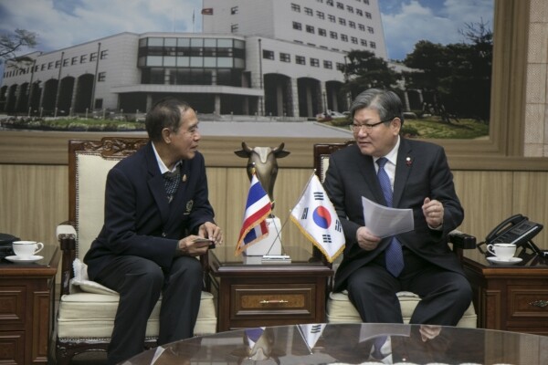 김수갑 총장(우)과 수왓 수완디 부총장(좌)이 환담하고 있다.