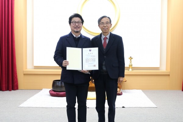 김동원 원광디지털대학교 전통공연예술학과장(좌)과 김규열 원광디지털대학교 총장(우)
