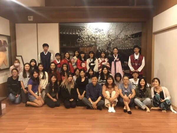 한국어문화학과 황호영씨가 대만 국립가오슝대학교에서 수업 참여 학생들과 단체사진을 촬영했다. (사진: 경희사이버대 제공)