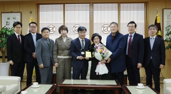 남편 기리는 장학금 기부한 장경례 할머니 (사진: 전남대 제공)