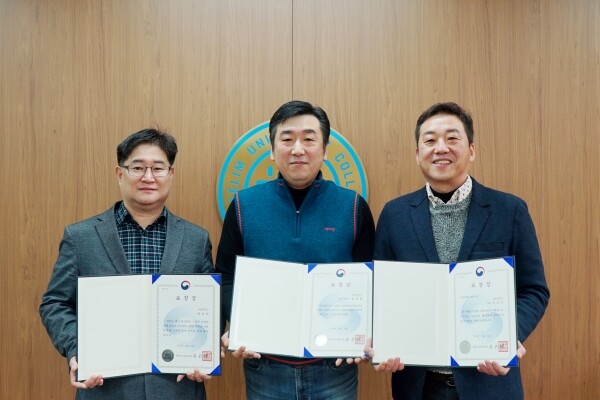 부총리 겸 교육부장관 표창을 수상한 대림대학교 직원들. (왼쪽부터) 박승하, 김상범, 이승진 직원