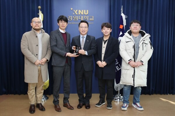 김헌영 강원대학교 총장이 (사)청년창업가협회 강원지회(회장 신승렬)로부터 감사패를 받았다. (사진: 강원대 제공)