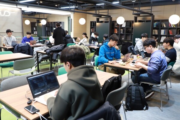제7회 인공지능 해커톤 대회 참가자들 모습. (사진: 세종대 제공)