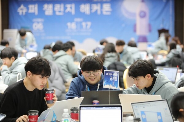 ‘2020 슈퍼 챌린지 해커톤’ 참가 학생들이 16일 인하대 60주년 기념관에서 장비 실습에 앞서 아이디어 회의를 하고 있다.