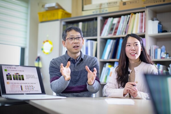경희대학교 정기홍 생명공학원 교수(왼쪽)와 김유진 생명과학대학 학술연구교수(오른쪽)가 벼 화분의 부착, 화분관 발아 및 신장에서 작용하는 유전자를 확인하고, 향후 연구 방향을 제시한 논문을 발표했다. (사진: 경희대 제공)