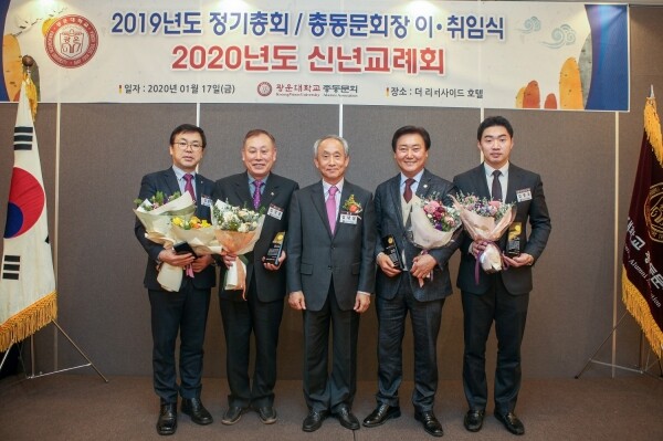 (좌측부터) 김용 동문, 김창순 동문, 김대철 제23대 광운대 총동문회장, 이상종 동문, 김영조 동문 (사진: 광운대 제공)