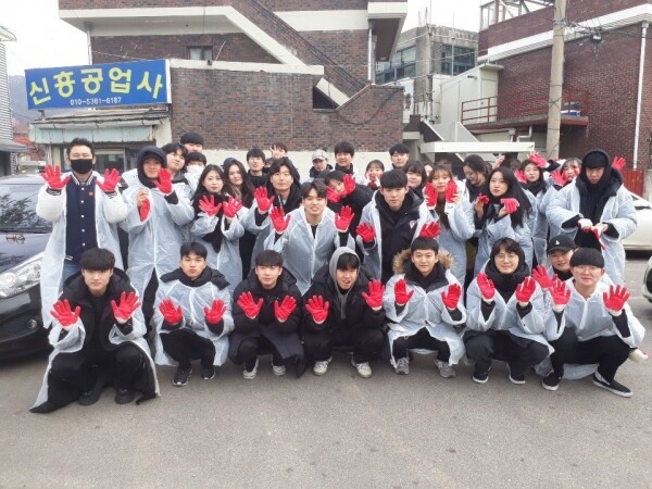 강원대학교(총장 김헌영) 지역특화청년무역전문가양성(GTEP) 사업단(단장 김태인)은 1월 22일(수) 사업단 운영진과 학생들이 자체 모금을 통해 마련한 연탄 1,000장을 어려운 이웃들에게 전달하는 「사랑의 연탄 나눔」 봉사활동을 펼쳤다. (사진: 강원대 제공)