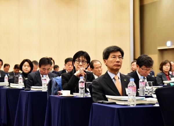 지난 22일 열린 한국대학교육협의회 정기총회에 참석한 전국 각 대학 총장들이 심각한 표정으로 간담회 발언을 경청하고 있다. 대학 등록금 인상이 올해도 여의치 않아 보인다. 대학들은 등록금 인상이 현실적으로 어렵다면 등록금 동결에 상응하는 대책이 마련돼야 당면한 재정 위기를 극복할 수 있을 것이라고 목소리를 높이고 있다.