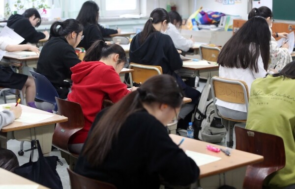 올해 대학수학능력시험(11월 14일)을 한 달 앞둔 15일 대구시 수성구 대구여자고등학교에서 3학년 학생들이 수능 전 마지막 전국 단위 모의평가를 치르고 있다. (사진: 연합뉴스)