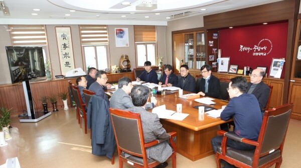 강원대학교는 1월 30일(목) 대학본부 회의실에서 김헌영 총장을 비롯해 한광석 교육연구부총장, 김경남 삼척부총장, 조준형 대외협력부총장, 이주경 학생처장, 주진우 국제교류본부장, 이승준 강원대병원장, 오순문 사무국장, 오성훈 총학생회장 등이 참석한 가운데 「신종 코로나바이러스감염증 긴급대책회의」를 개최했다. 이날 회의는 춘천캠퍼스와 삼척캠퍼스간 화상회의로 진행됐다. (사진: 강원대 제공)