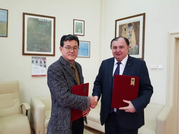 지난 1월 25일(토) 한국외대 루마니아어과 박정오 교수와 바실레 초파(Vasile Ţopa) 총장이 클루즈-나포카 공대 총장실에서 협정서를 주고받았다. (사진: 한국외대 제공)