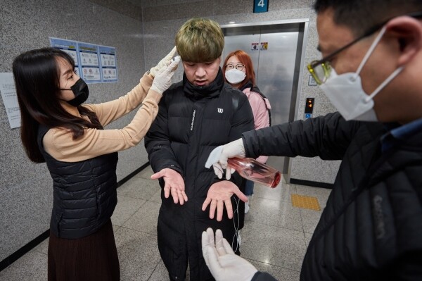 인하대 언어교육원에서 한국어 수업을 듣는 학생들이 3일 강의실 앞에 비치된 손소독제를 사용하고 있다.