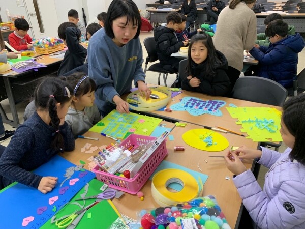 서울과학기술대학교(총장 이동훈, 이하 서울과기대)는 1월 7일부터 1월 23일까지 교내 창학관에서 지역사회 교육기부 프로그램인 「2019 SeoulTech 창의틔움 윈터스쿨」을 개최했다. (사진: 서울과기대 제공)