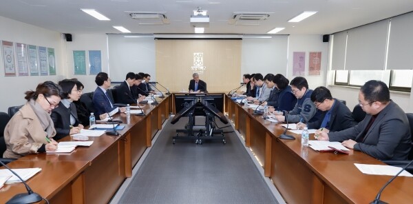 상명대학교는 2월 5일 대학본부 대회의실에서 백웅기 총장을 비롯한 교무위원들이 참석한 가운데, 임시 교무위원회를 열고 개강을 2주 연기하기로 결정했다. (사진: 상명대 제공)