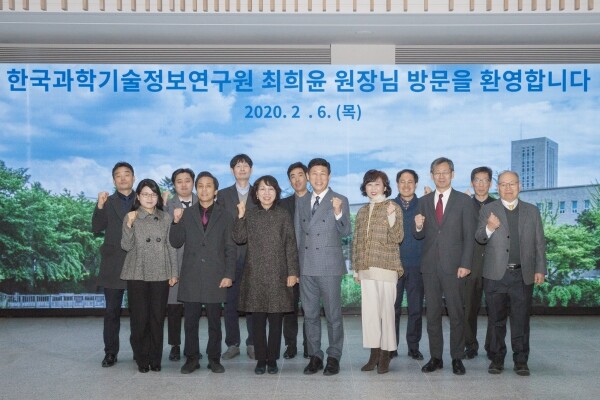 서울과학기술대학교(총장 이동훈, 이하 서울과기대)와 한국과학기술정보원연구원(원장 최희윤)은 2월 6일(목) 서울과기대 총장실에서 4차 산업혁명 시대를 주도하는 인재양성을 위한 업무협약을 체결했다. (사진: 서울과기대 제공)