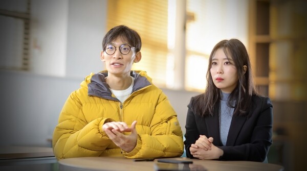 신춘문예를 통해 수많은 문인을 배출해온 경희대학교 국어국문학과에서 올해 두 명의 신춘문예 당선자가 나왔다. 이현재(석사과정, 왼쪽) 학생은 동아일보 영화평론에, 김정빈(16학번, 오른쪽) 학생은 세계일보 문학평론에 당선됐다. (사진: 경희대 제공)