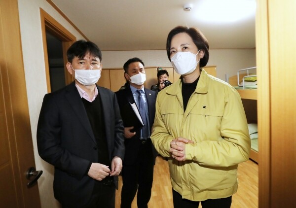 유은혜 장관이 대학 관계자들과 유학생 수용 현황 및 기숙사 시설 방역 현황 등에 관한 이야기를 나누며 성균관대 기숙사를 둘러보고 있다