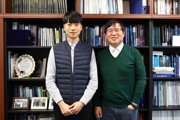 (왼쪽부터) KAIST 김기수 박사과정, 정기훈 교수