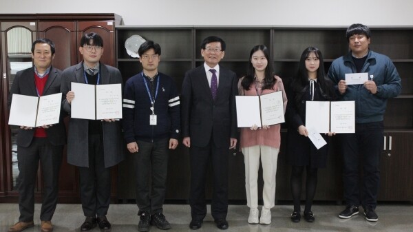 건양대 이원묵 총장과 2019학년도 교직원 아이디어 제안 수상자들 기념촬영 모습. 왼쪽부터 김윤기 직원, 김우중 직원, 김영길 직원, 이원묵 총장, 신한별 직원, 윤선혜 직원, 소현성 직원 순.