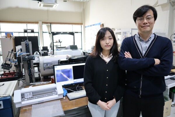 (왼쪽)구지민 박사과정, 박인규 교수