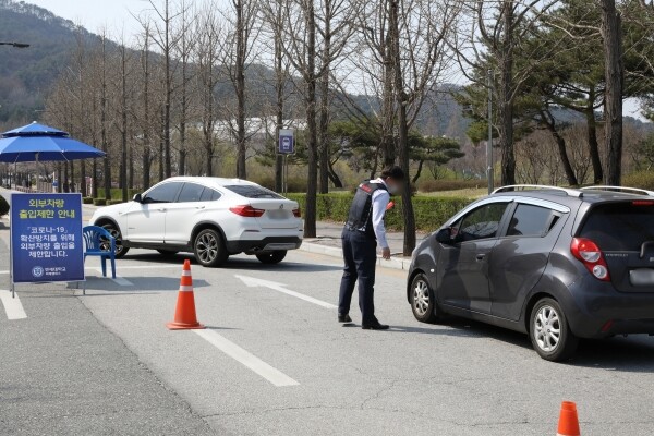 외부차량 출입 통제중인 연세대 미래캠 정문 (사진: 연세대 제공)