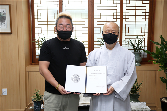 (왼쪽부터) 리쥼 김진환 대표와 동국대 기획부총장 종호스님 (사진: 동국대 제공)
