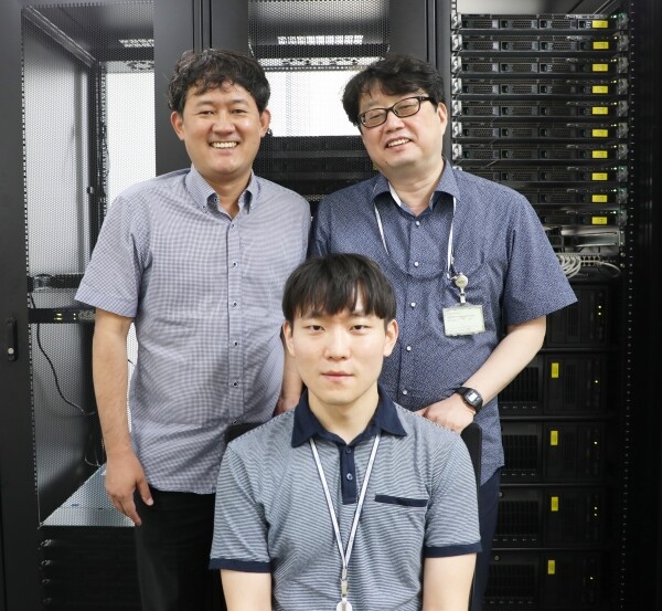 김현민 책임연구원(왼쪽), 이재동 교수(오른쪽), 제1저자 김영재 박사 후 연구원