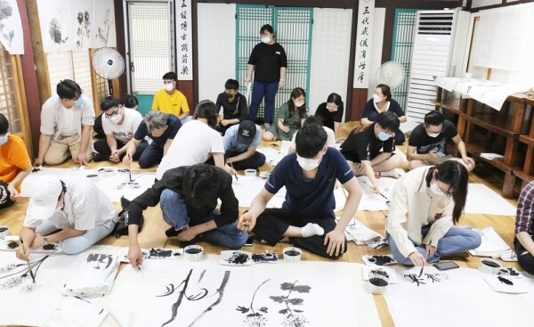 호남대 한국어교육원(원장 윤영)은 8월 14일 오전 광주 광산구 무양서원에서 외국인 연수생이 참여한 가운데 문화유산 답사, 사군자 그리기 등 한국문화를 체험하는 시간을 가졌다. (사진: 호남대 제공)