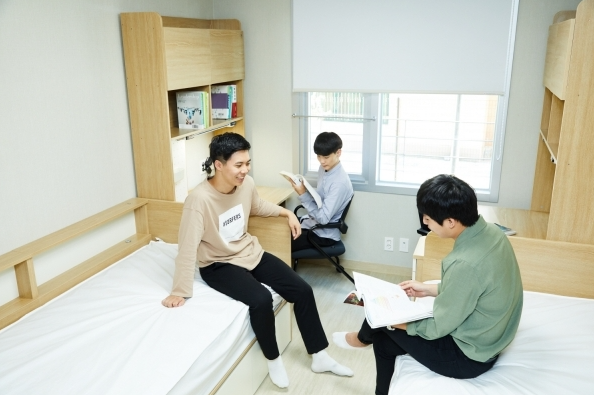 한국사학진흥재단의 행복기숙사 부지 무상사용 기간이 현행 20년에서 30년으로 10년 연장된다. 교육부는 18일 국무회의에서 이같은 내용을 담은 ‘한국사학진흥재단법 시행령’ 개정안이 심의･의결됐다고 밝혔다.